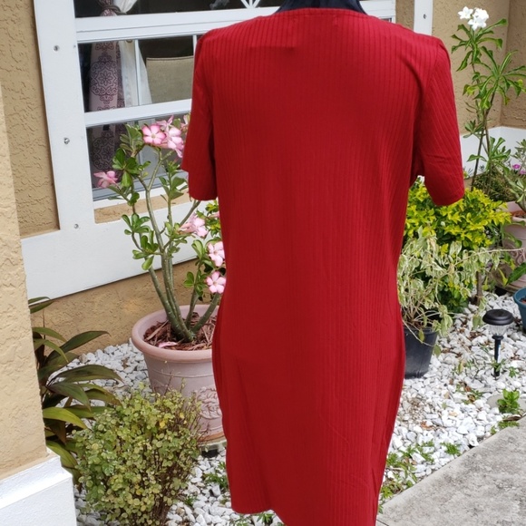 Beautiful Dereck Heart red dress hugs curve - Picture 5 of 6